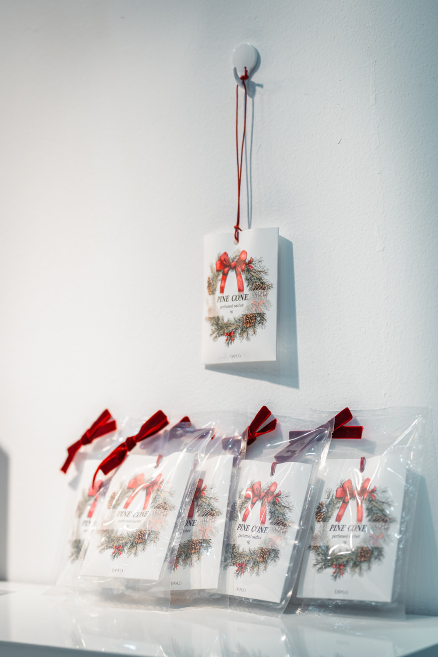 KOREAN PINE CONE SACHET 오너먼트 연출